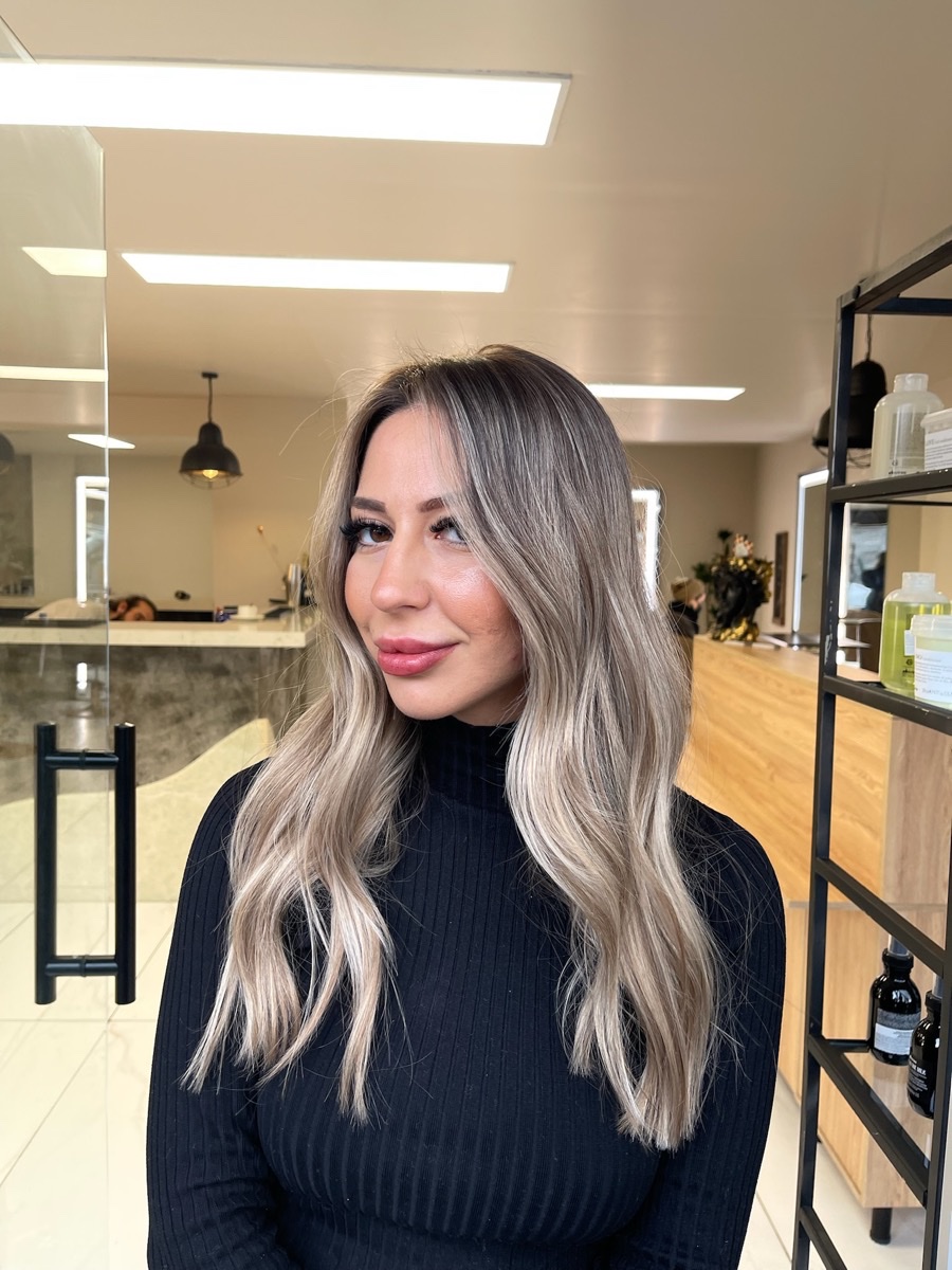 Barla X Hair platin sarısı küt kesim editoryal portre — Beşiktaş kuaför stüdyosu