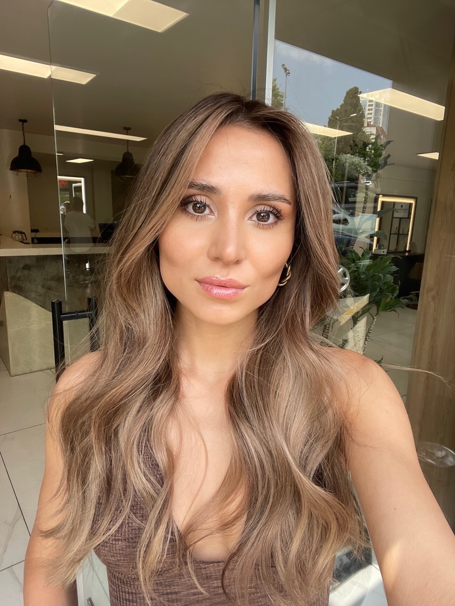 Barla X Hair hacimli koyu renk saç kesimi dramatik yan profil editoryal çekimi — Beşiktaş