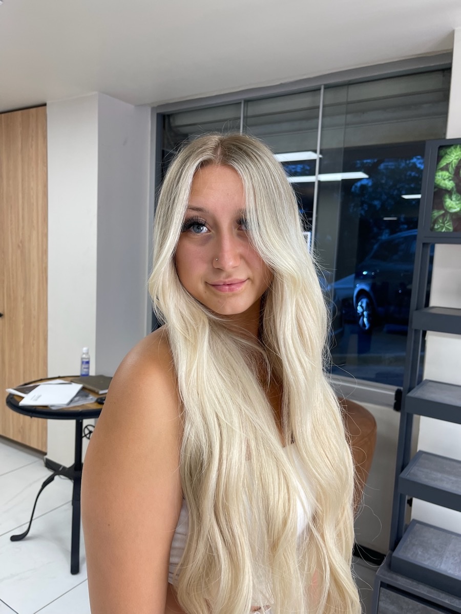 Barla X Hair Abbasağa stüdyosunda mermer zemin üzerinde premium cam saç serumu şişesi