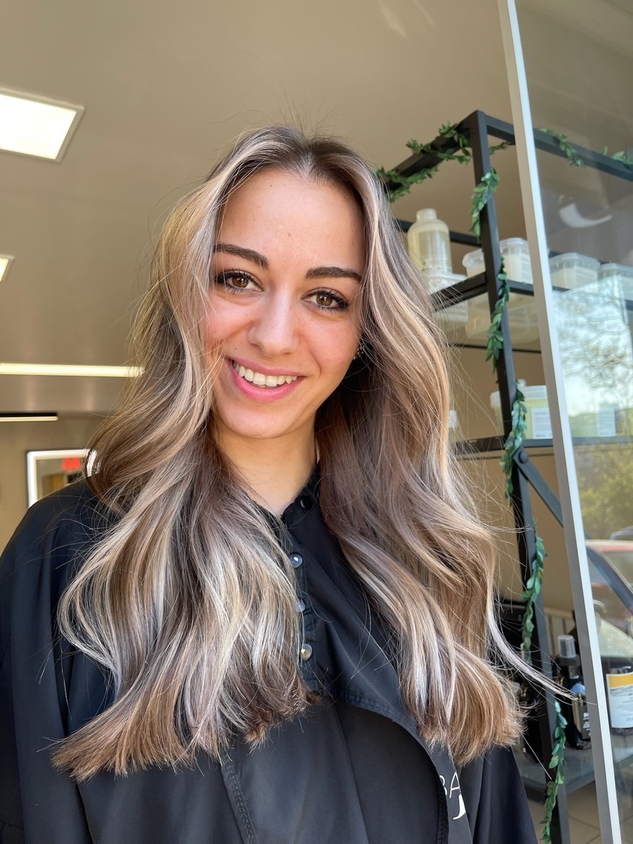 Barla X Hair stilisti premium araçlarla saç tasarımı yapıyor — Abbasağa Beşiktaş stüdyosu